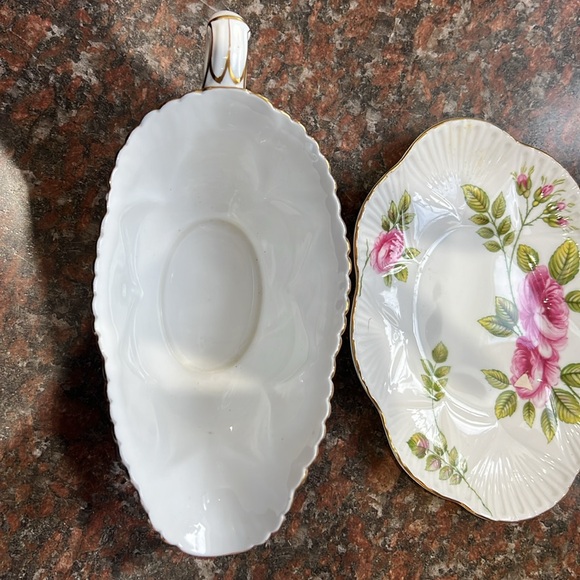 Rambler Rose gravy boat and base. - Picture 4 of 5